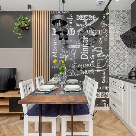 아파트 Przytulny Z Balkonem Bajki 5 By Renters *